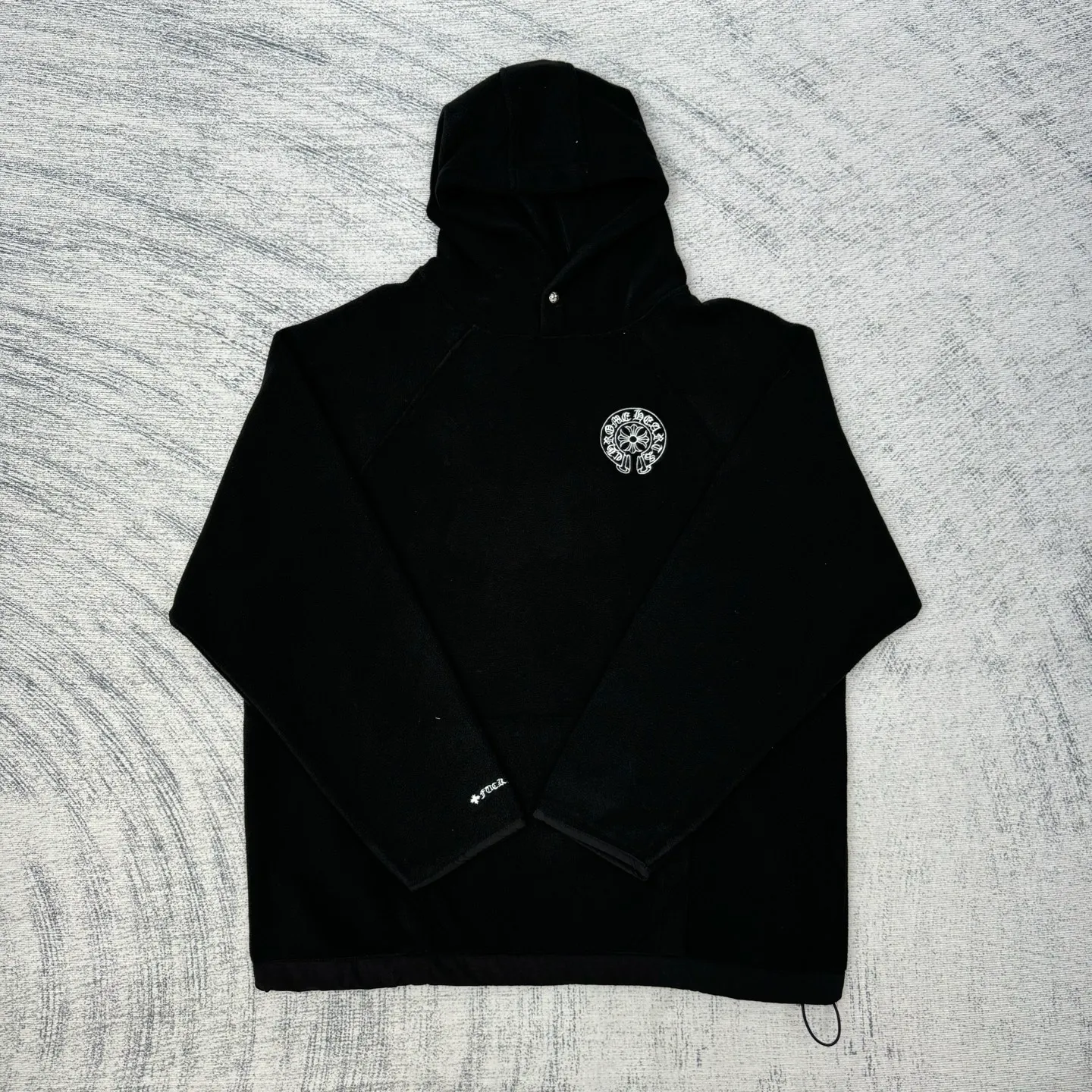 P400 Chrome Herat 2025 embroidered double-sided brushed polar fleece hooded sweatshirt SIZE S/M/L is rare in Chrome Heart's material selection. It uses terry and brushed fabrics to make it softer and warmer. Classic horseshoe embroidery on the chest. Made of imported lambskin. The crusaders flower snap button on the collar and the melon beads at the hem are all genuine antique silver.